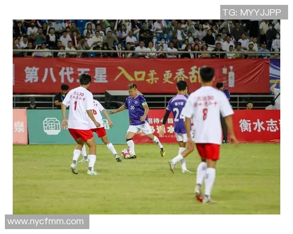 小个子足球明星如何在赛场上展现惊人投球技巧与实力